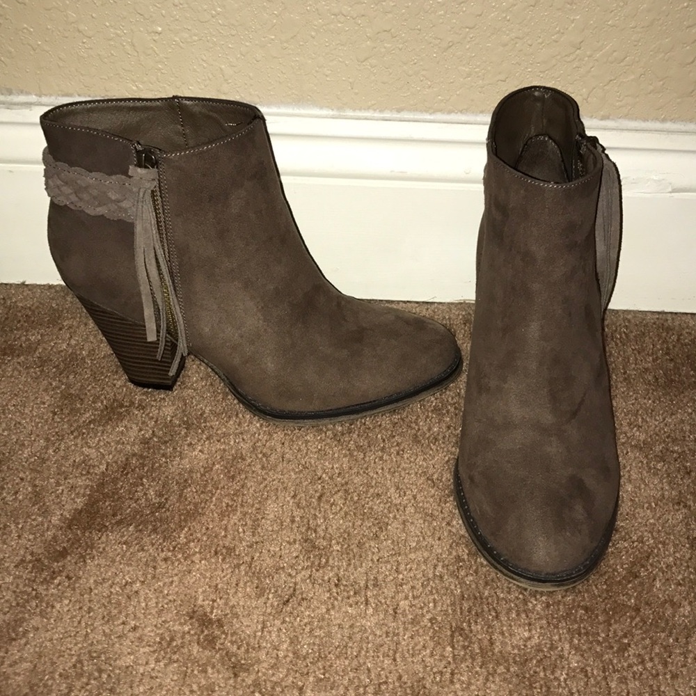 Mia taupe tassel booties size 7 1/2